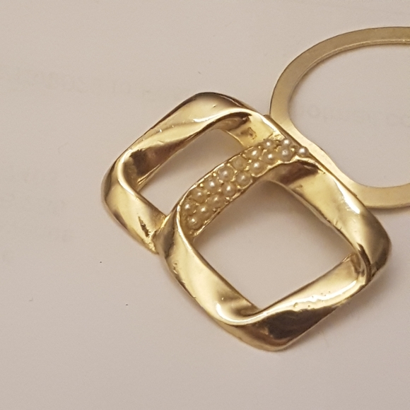 💲5️⃣ in 🛍️of2+  Gold Tone Geometric Ribbon Scarf Clip - Picture 3 of 9